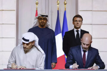 Francuski predsednik Emanuel Makron i njegov emiratski kolega, šeik Mohamed bin Zajed Al Nahjan, prisustvovali su potpisivanju sporazuma o veštačkoj inteligenciji foto Ludovic Marim AFP