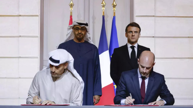 Francuski predsednik Emanuel Makron i njegov emiratski kolega, šeik Mohamed bin Zajed Al Nahjan, prisustvovali su potpisivanju sporazuma o veštačkoj inteligenciji foto Ludovic Marim AFP